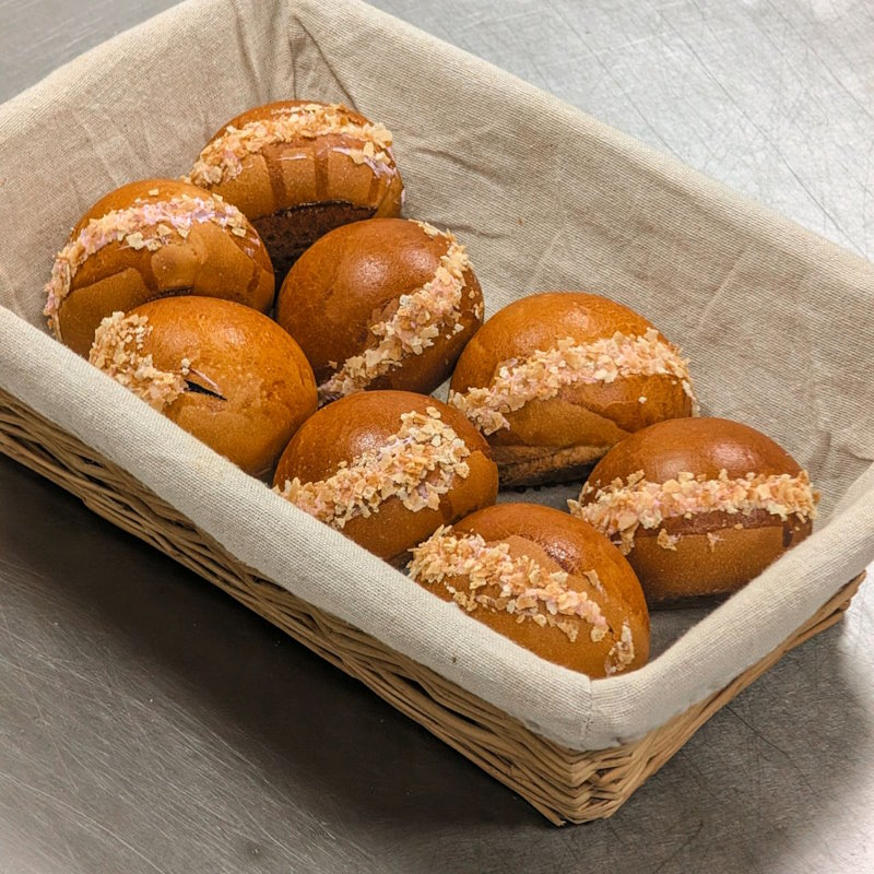 Готовые булочки маритоццо в корзинке